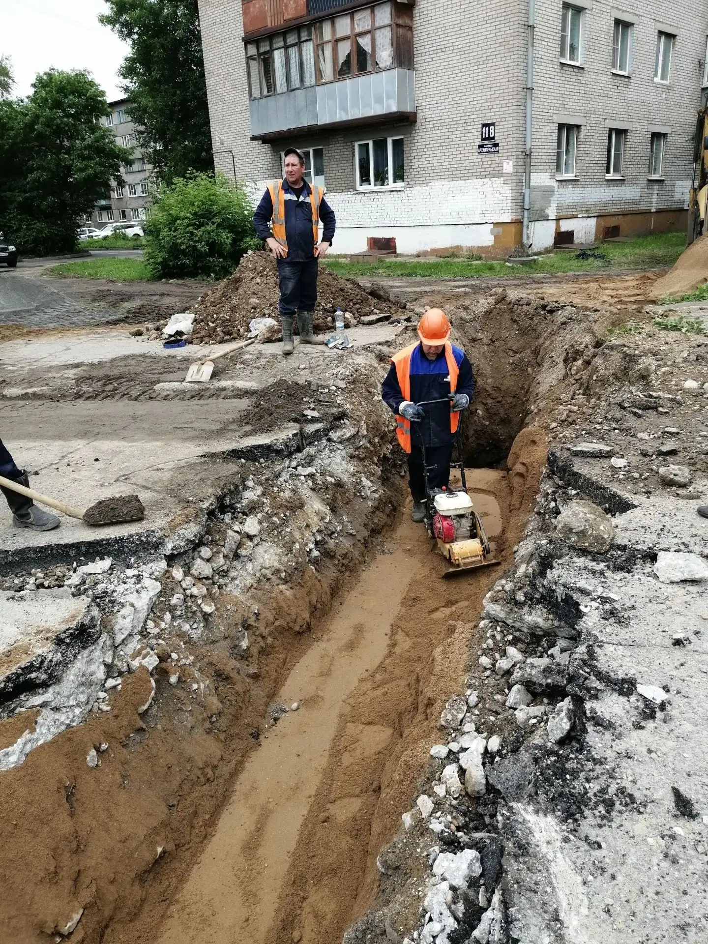 #Водоканал_работает
💧🛠Меняем участки водопровода от магистралей к жилым домам. Вместо старых желез