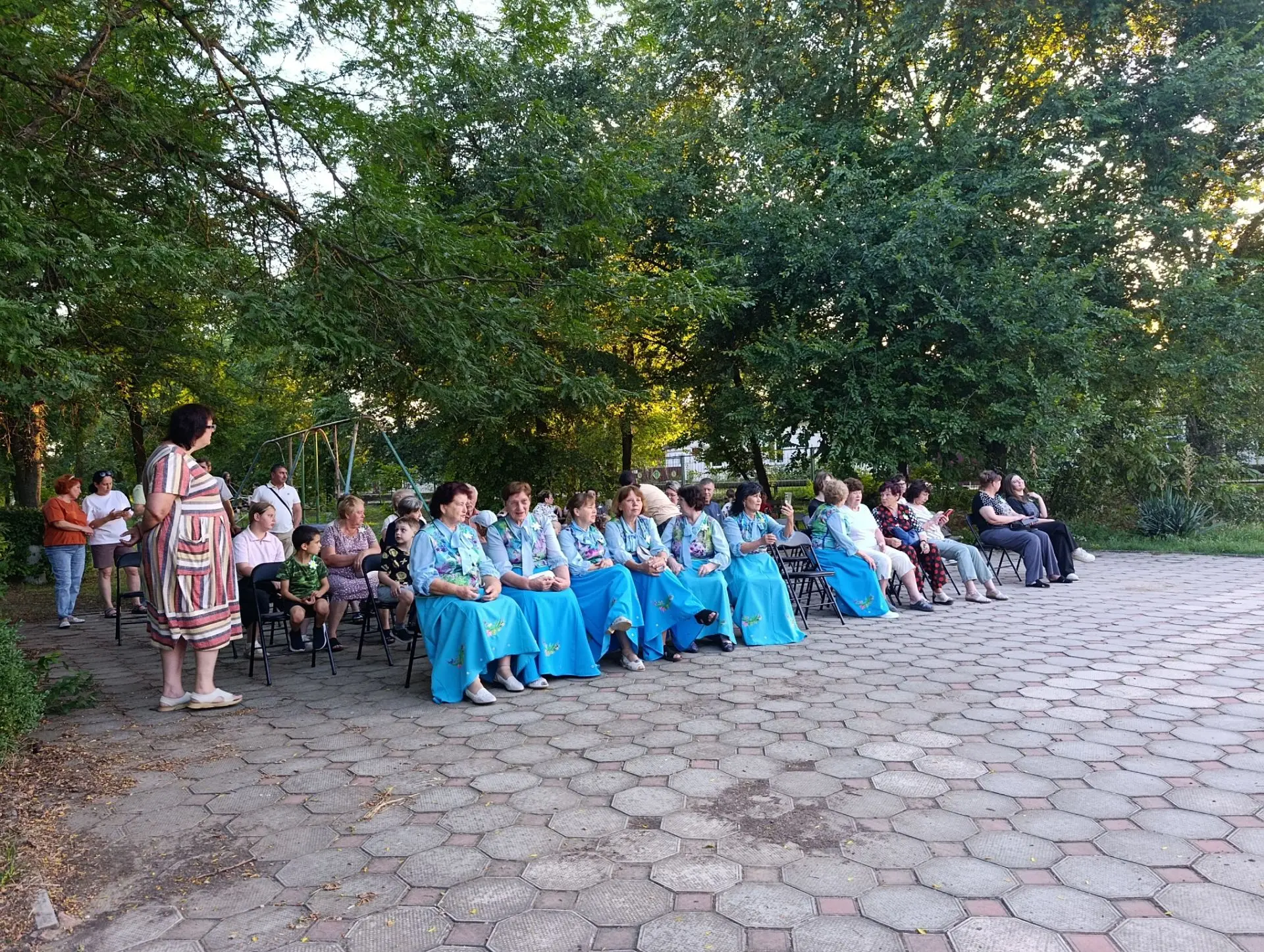 В парке культуры и отдыха состоялся праздничный концерт, посвящённый Дню семьи, любви и верности. 

