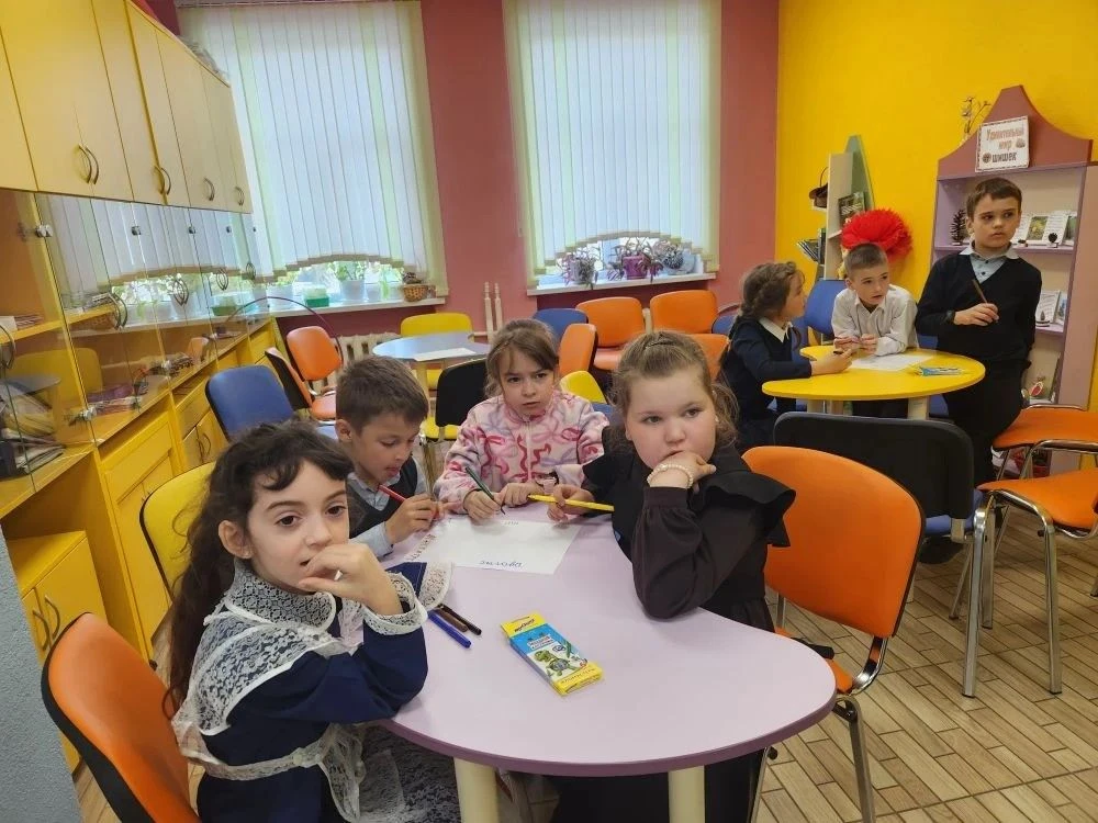 Сегодня обучающиеся 1 "Б" класса совершили увлекательное путешествие в городскую библиотеку, где их 