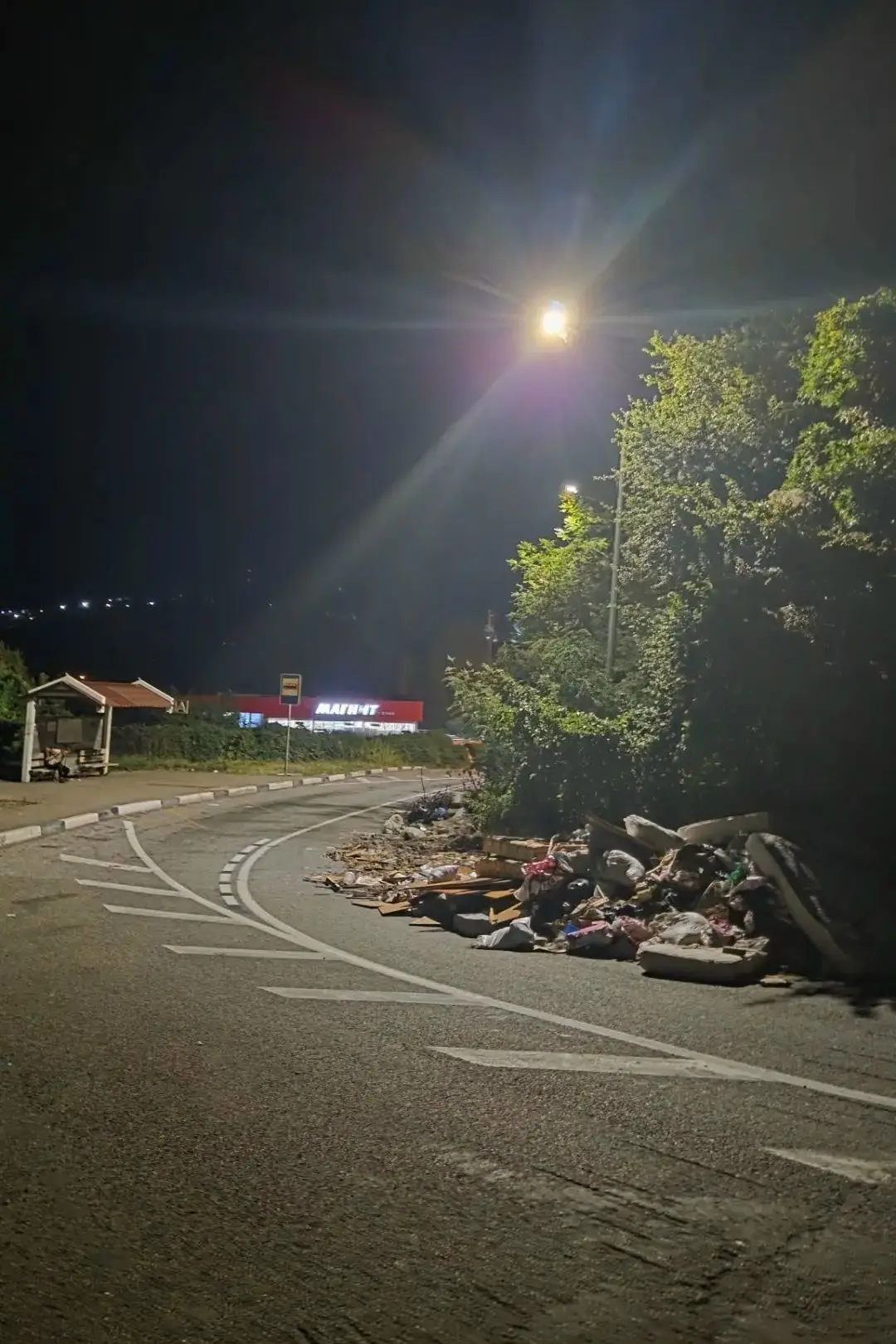 🗑️ Мамайский Перевал: мусор уже пошёл на захват остановки