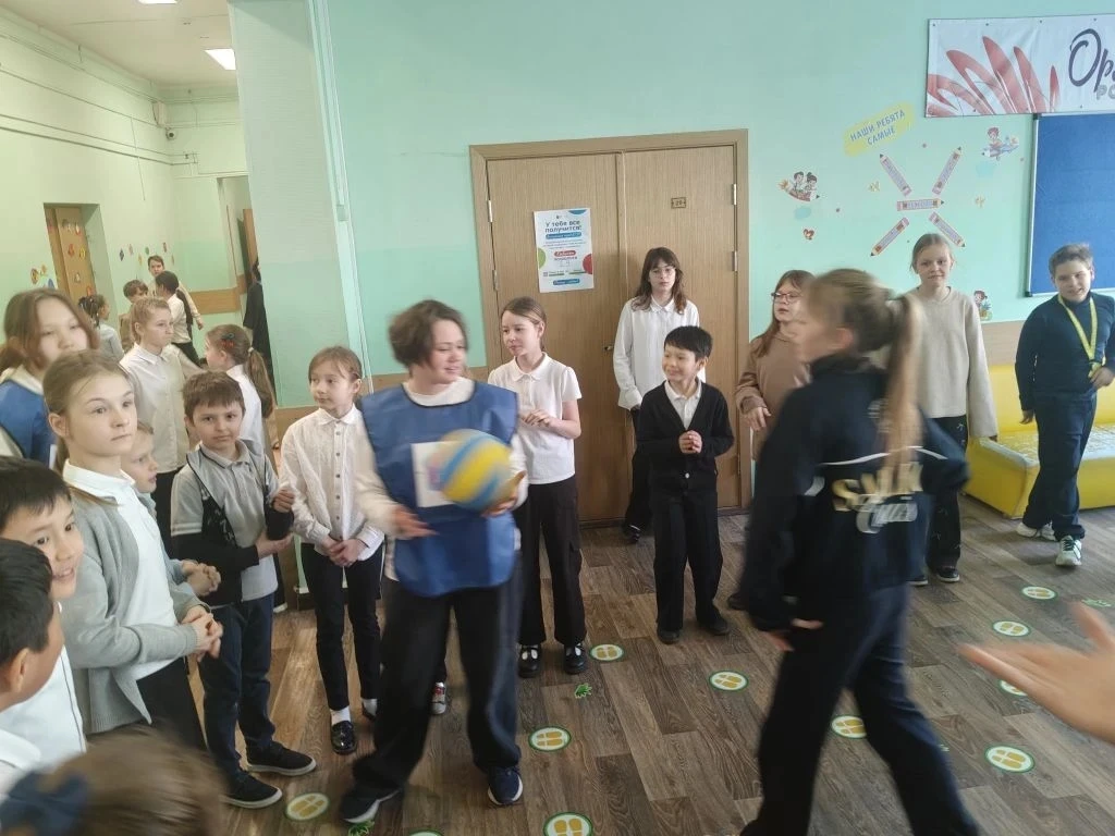 🏃‍♂️ Перемена, которую ждали все! Мяч, улыбки и настоящее добро 💛  ✨ Программа «Первый шаг» — это не