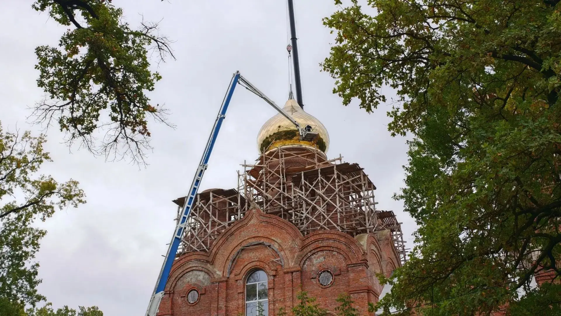 🙏 В Котовске освятили кресты и купола строящегося храма Рождества Христова
