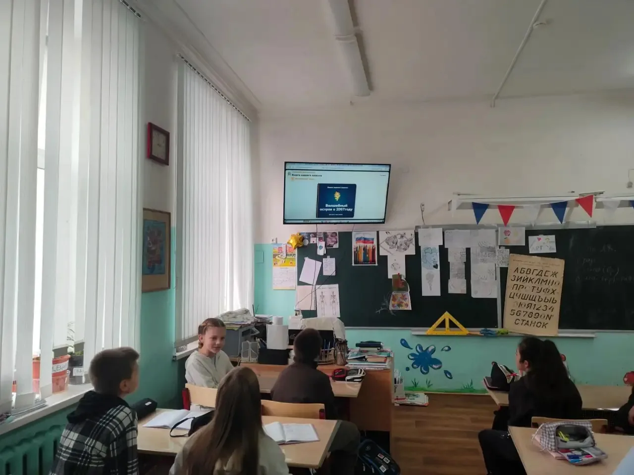 Начали сегодняшний день с приятных моментов! Вручили ребятам и педагогам значки комплек...