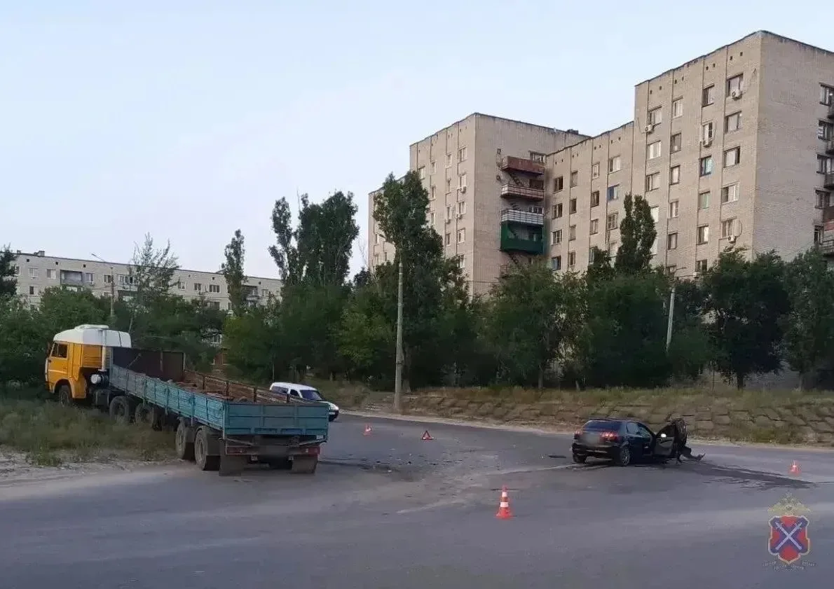 Двухлетнего ребёнка госпитализировали после столкновения КамАЗа и Chevrolet Lacetti в 1...