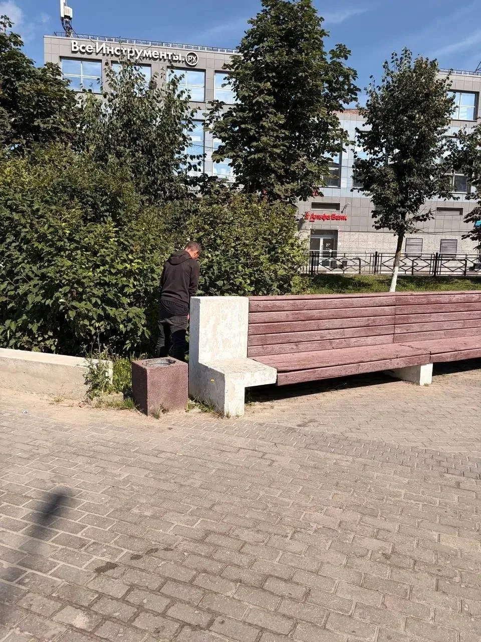 Будний день, вторник, 10:40 утра. Нахабино, Сквер 300-летия инженерных войск…. Нахабино...