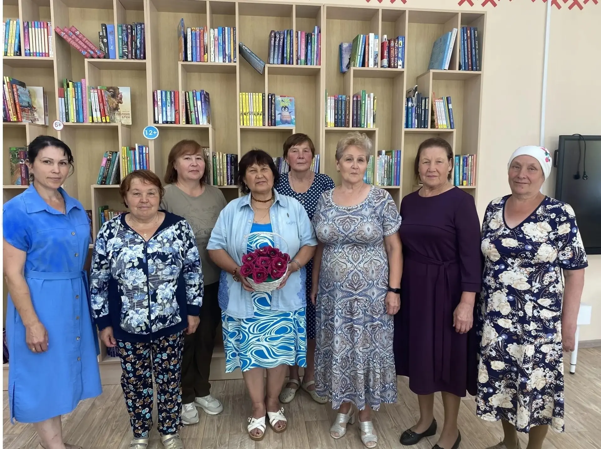 В Аликовской центральной библиотеке прошел мастер-класс «Букет из конфет». Но это было не просто тво
