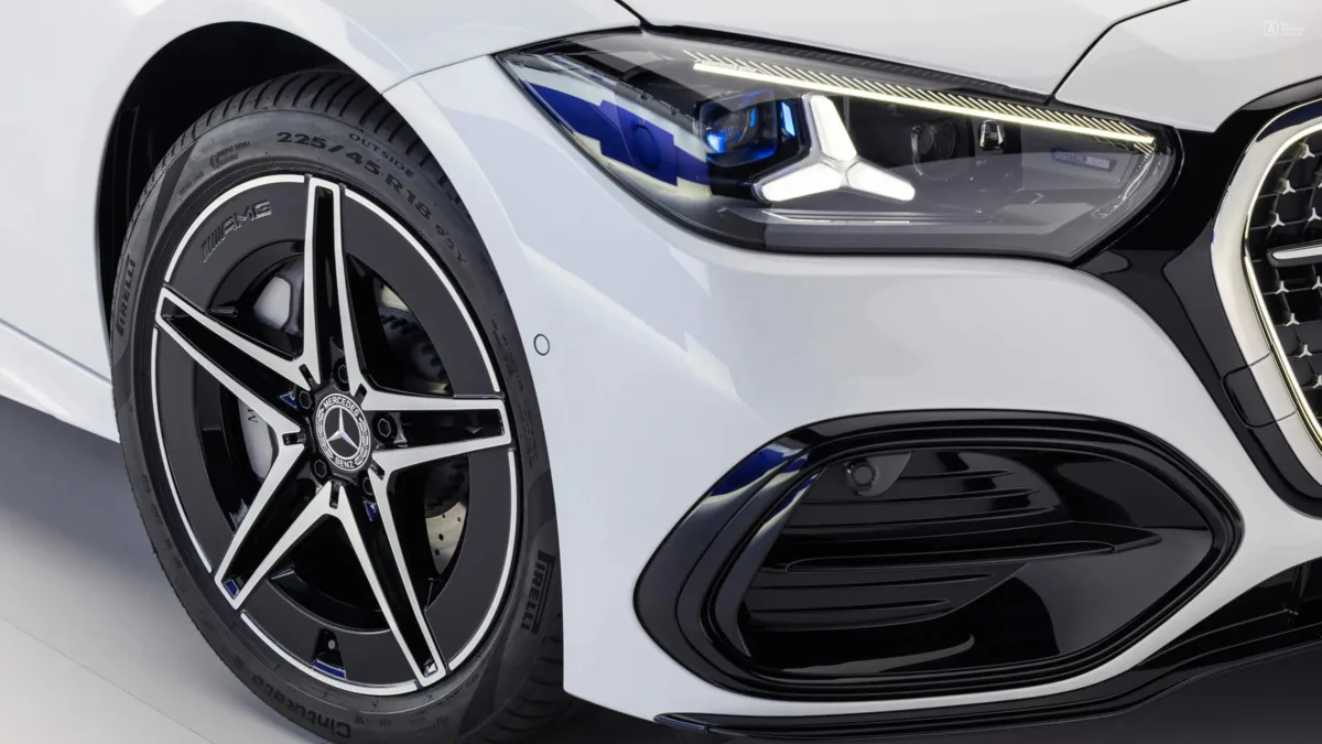 Новый C-Class: 255 л.с., подруливание задней оси и звезды в решётке