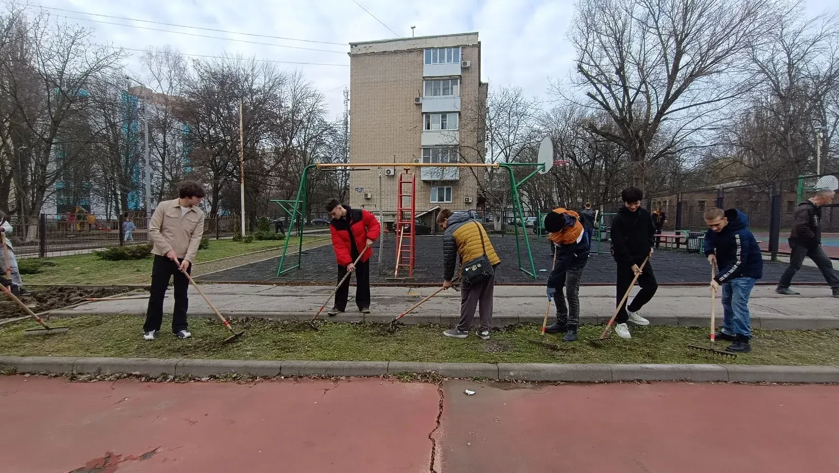 В минувшую субботу территория Лицея №71 преобразилась благодаря дружной и слаженной работе всех, кто