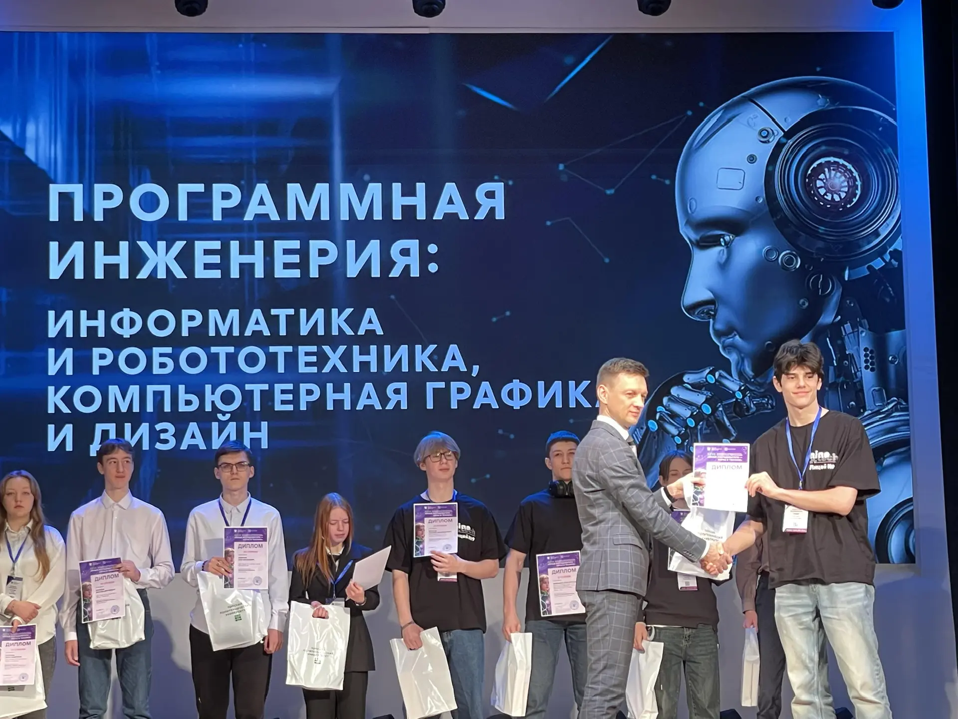 Пока каникулы в идут полным ходом, обучающиеся 10И класса Пенязь Мирон, Борисов Арсений, Федер Богда