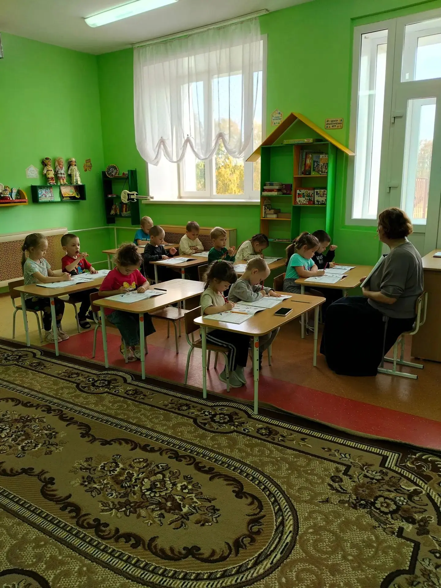 На занятии по обучению грамоте в старшей группе дети: