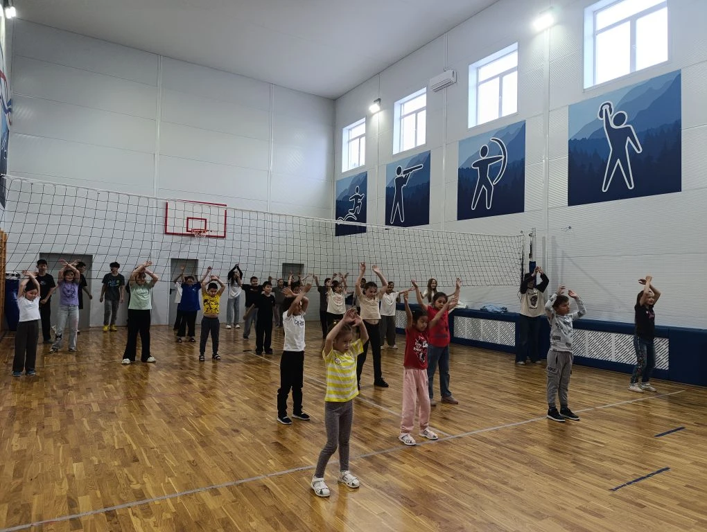 Сегодняшний день в пришкольном лагере начался с традиционной утренней зарядки. Это важн...