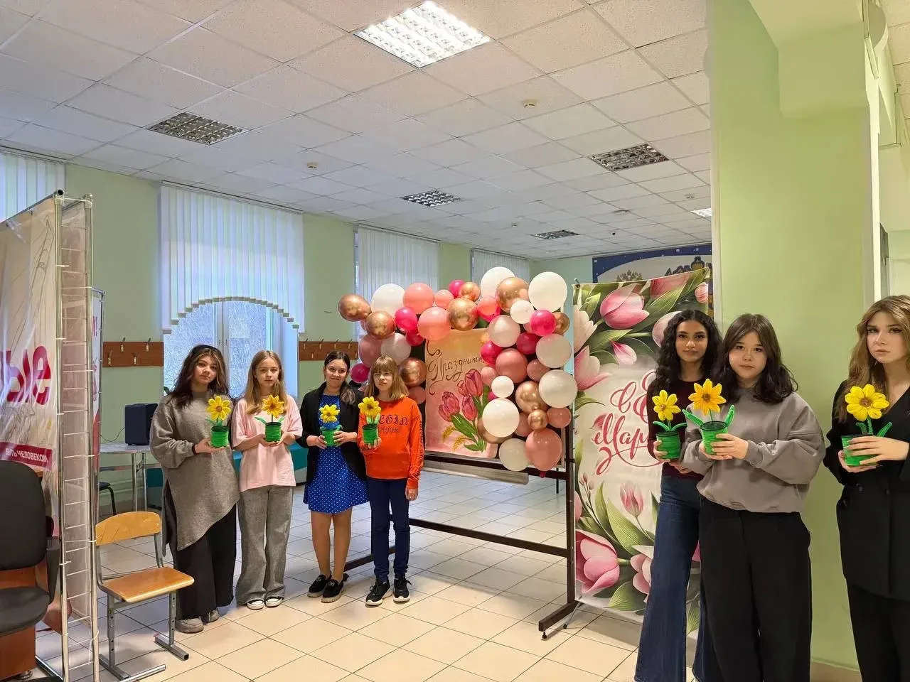💐 ВЕСНА В НАШЕЙ ШКОЛЕ — ПОЗДРАВЛЕНИЕ ДЛЯ ЖЕНЩИН!  ☀️ Сегодня активисты нашей школы устроили тёплое и
