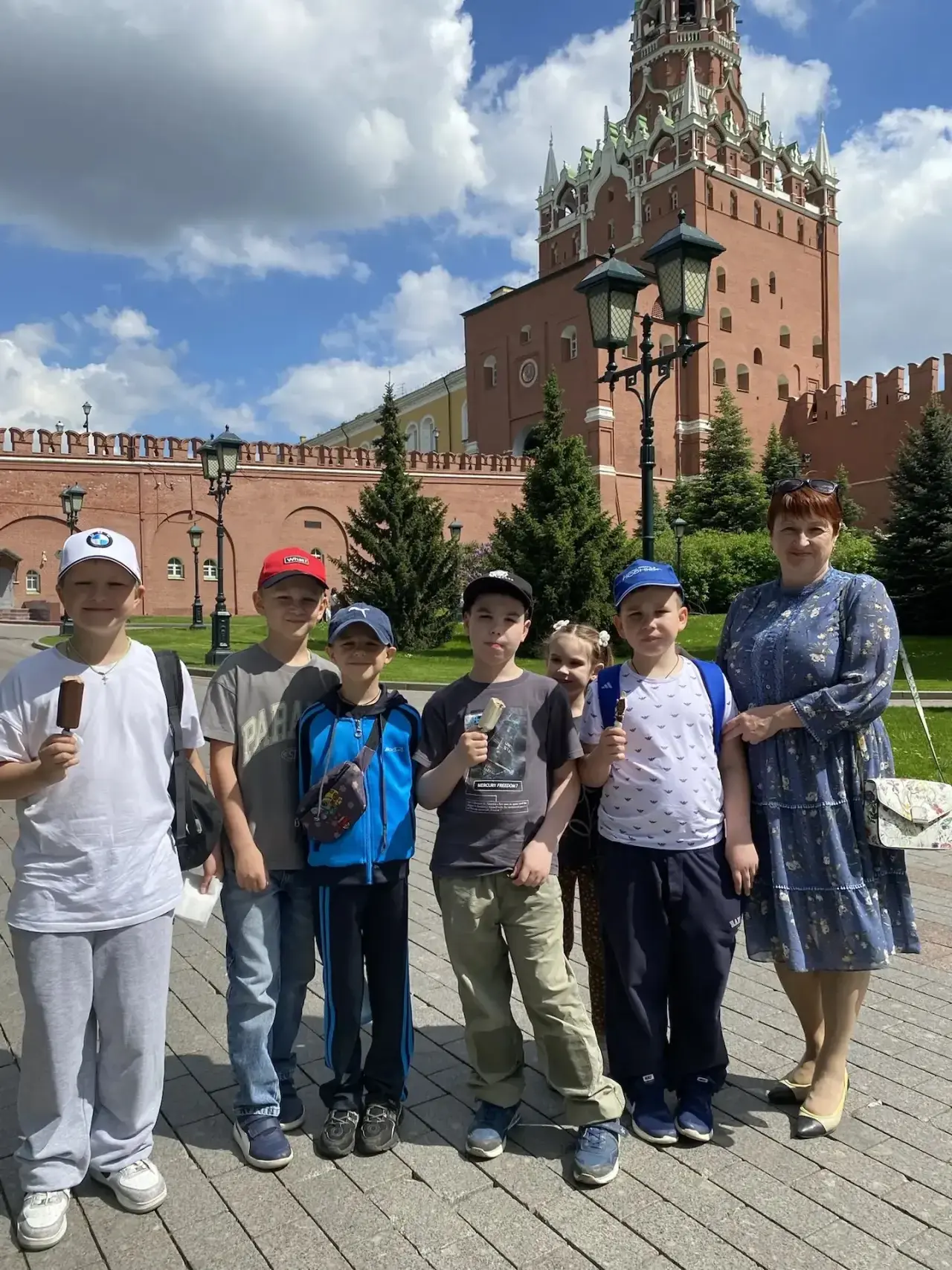 🌟 16 мая ученики 2а, 1б, 3а и 3б классов побывали на экскурсии в Московском Кремле.  Ребята прошли п