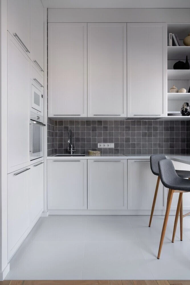 Квартира 40 м² для девушки 

Квартира с открытой планировкой включает кухню-гостиную, спальню, прихо