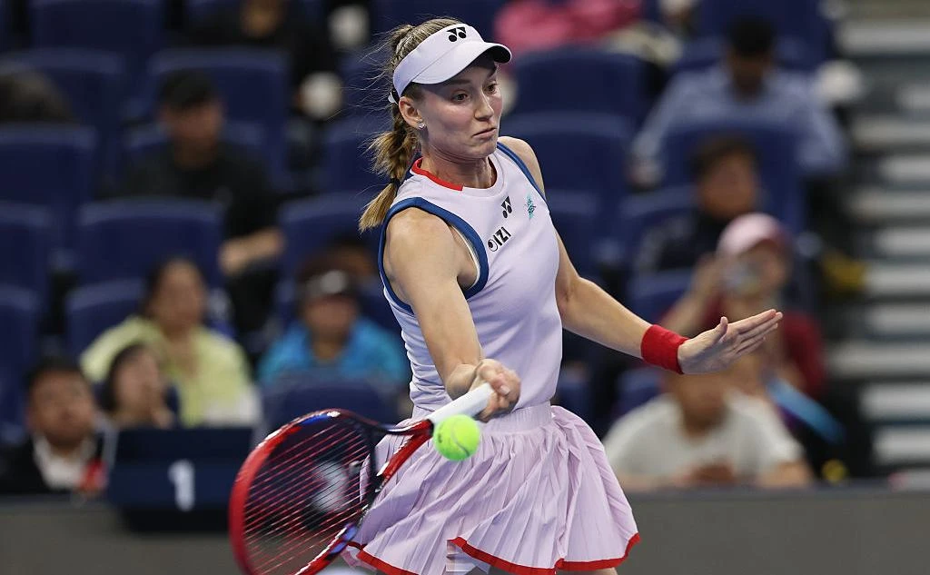 Первая ракетка мира Елена Рыбакина проиграла во втором круге WTA 1000 в Пекине Алине Ча...