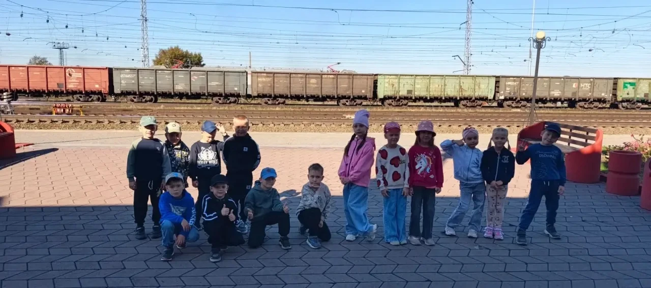 Воспитанники подготовительной к школе группы совершили экскурсию на железнодорожный вок...