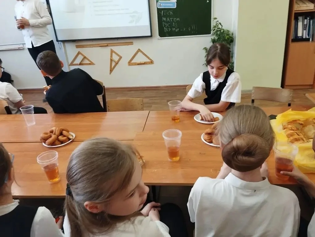 ☕ ДЕНЬ ЧАЯ   В этот замечательный день волонтёр Никита Чирков из 8 «Б» класса заглянул в гости к реб