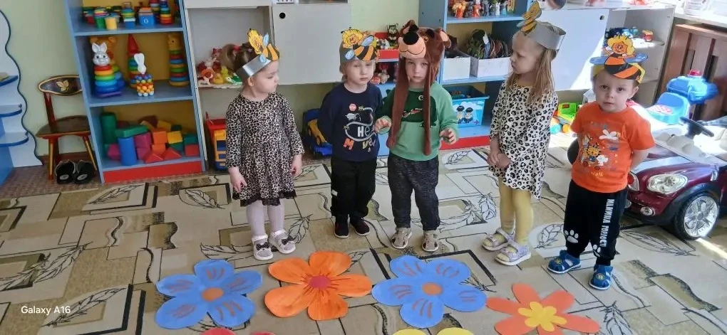 🐝У пчелы забот немало!