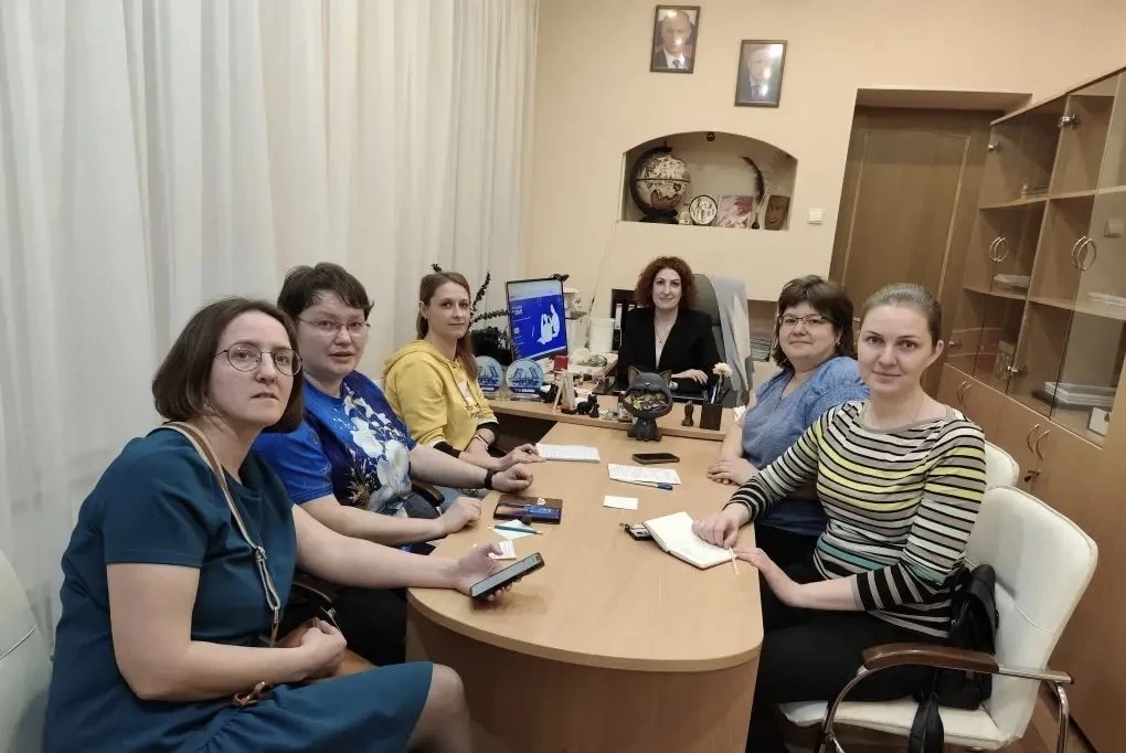🚀Старт дан: родители нашей школы готовят проект для Всероссийского конкурса!  На днях в кабинете дир