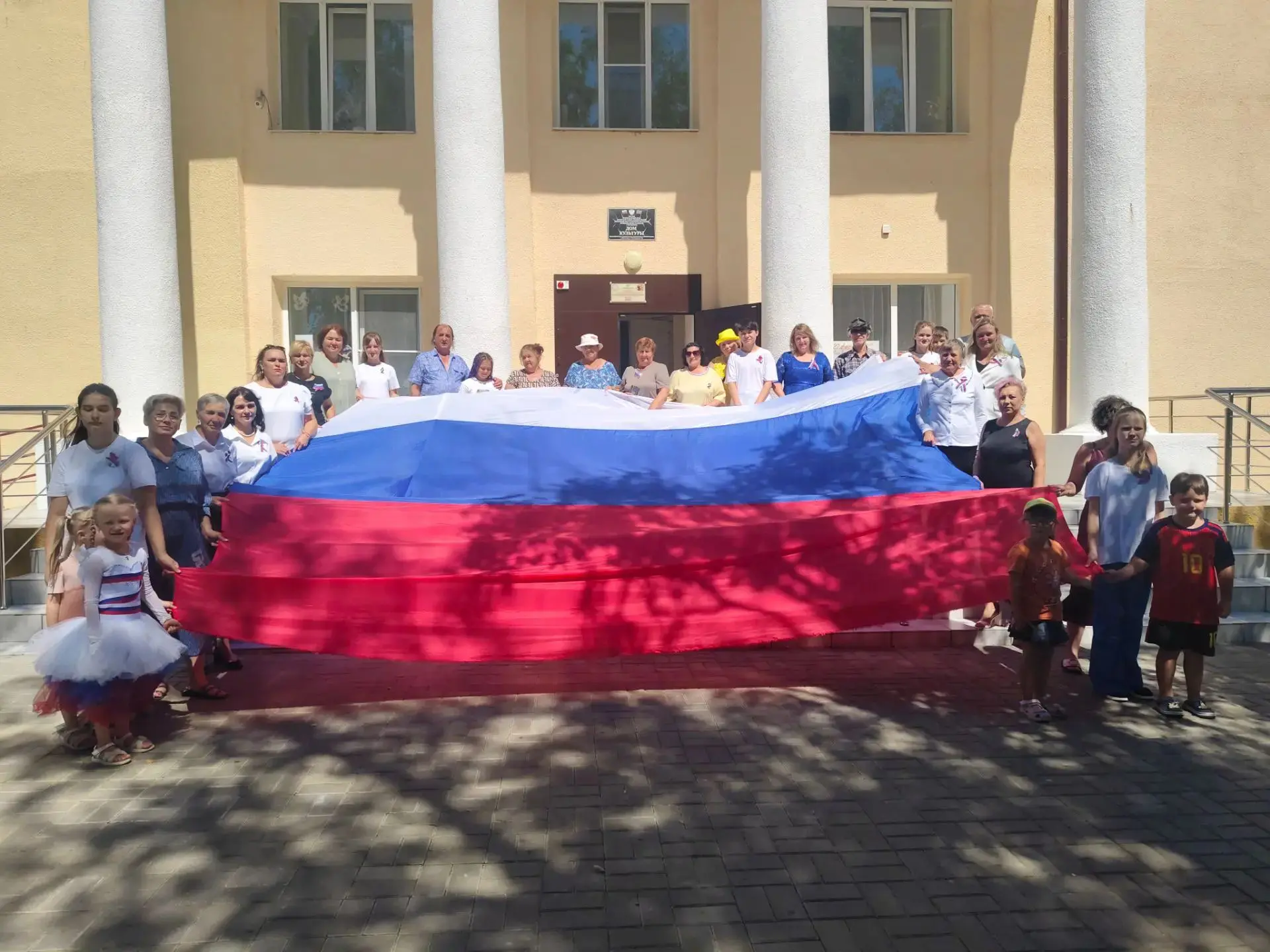 Кульминацией праздничного концерта стало торжественное появление на сцене огромного Гос...