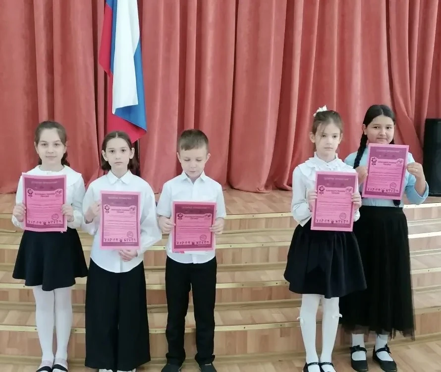 💢 Торжественная линейка   Друзья! Сегодня в школьном здании №2 прошла торжественная линейка, посвящё