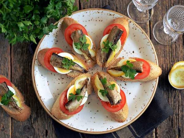 Бутерброды со шпротами и помидорами😍