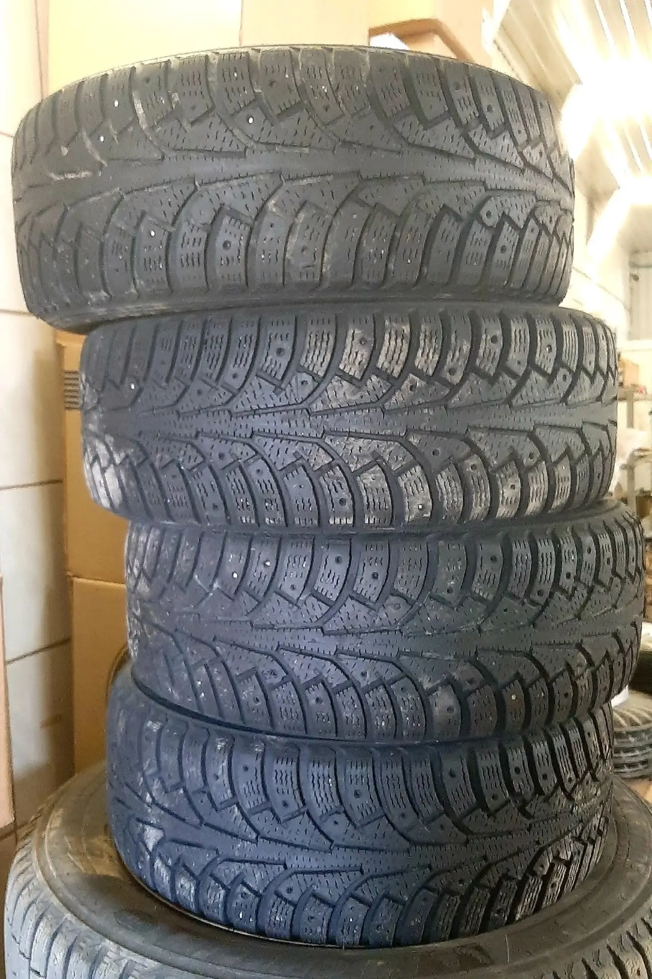 Продам шины зимние Nordmann R15 195/55 протектор жирный, шипов нет.