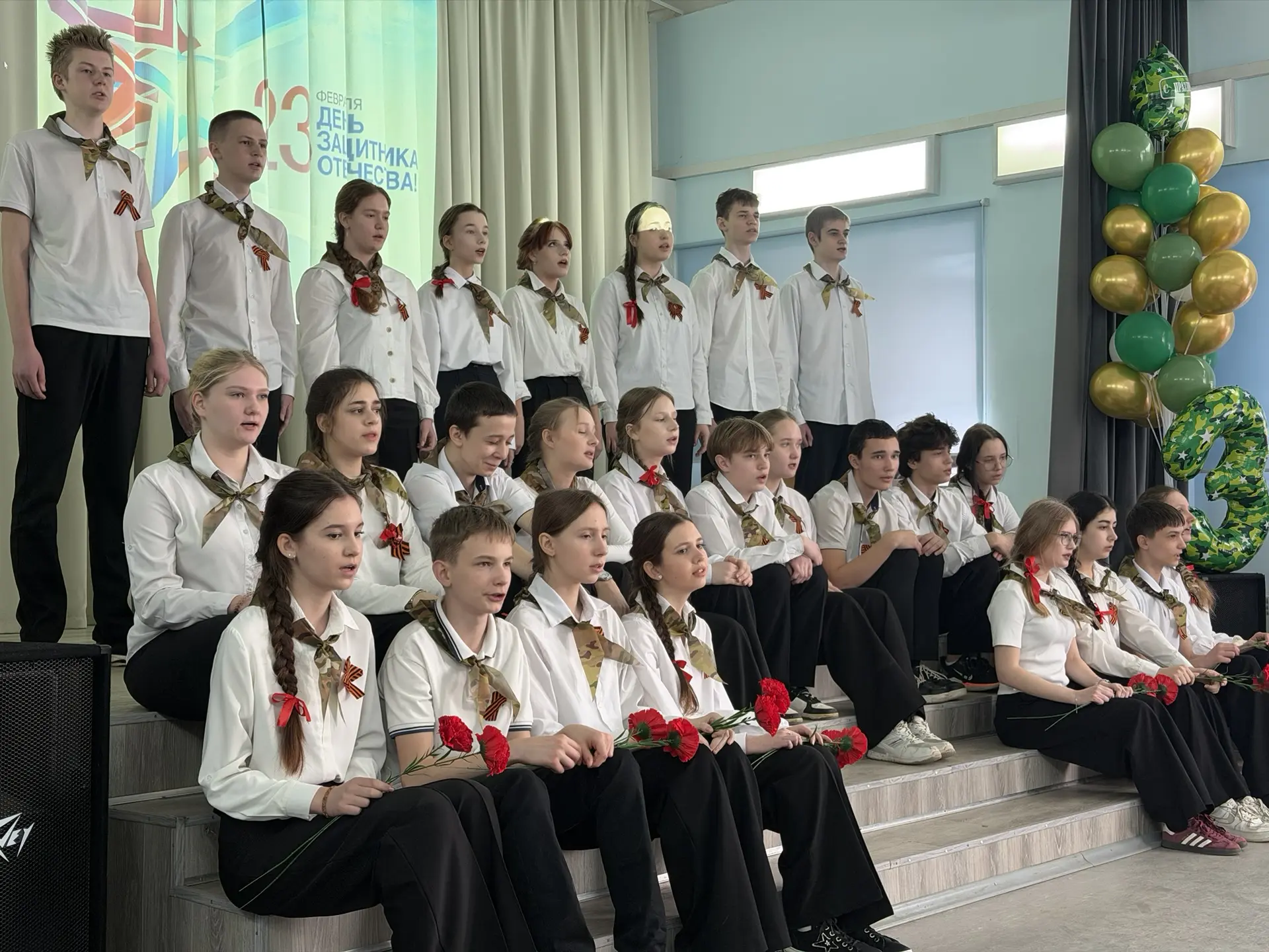 🎼В школе прошел фестиваль военно-патриотической песни, посвященный дню Защитника Отечества!  Под рук