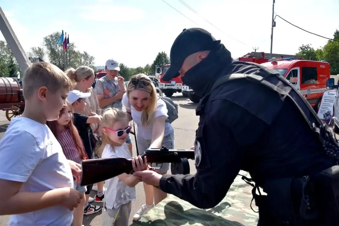 В Удмуртии в рамках семейного праздника безопасности росгвардейцы развернули интерактив...