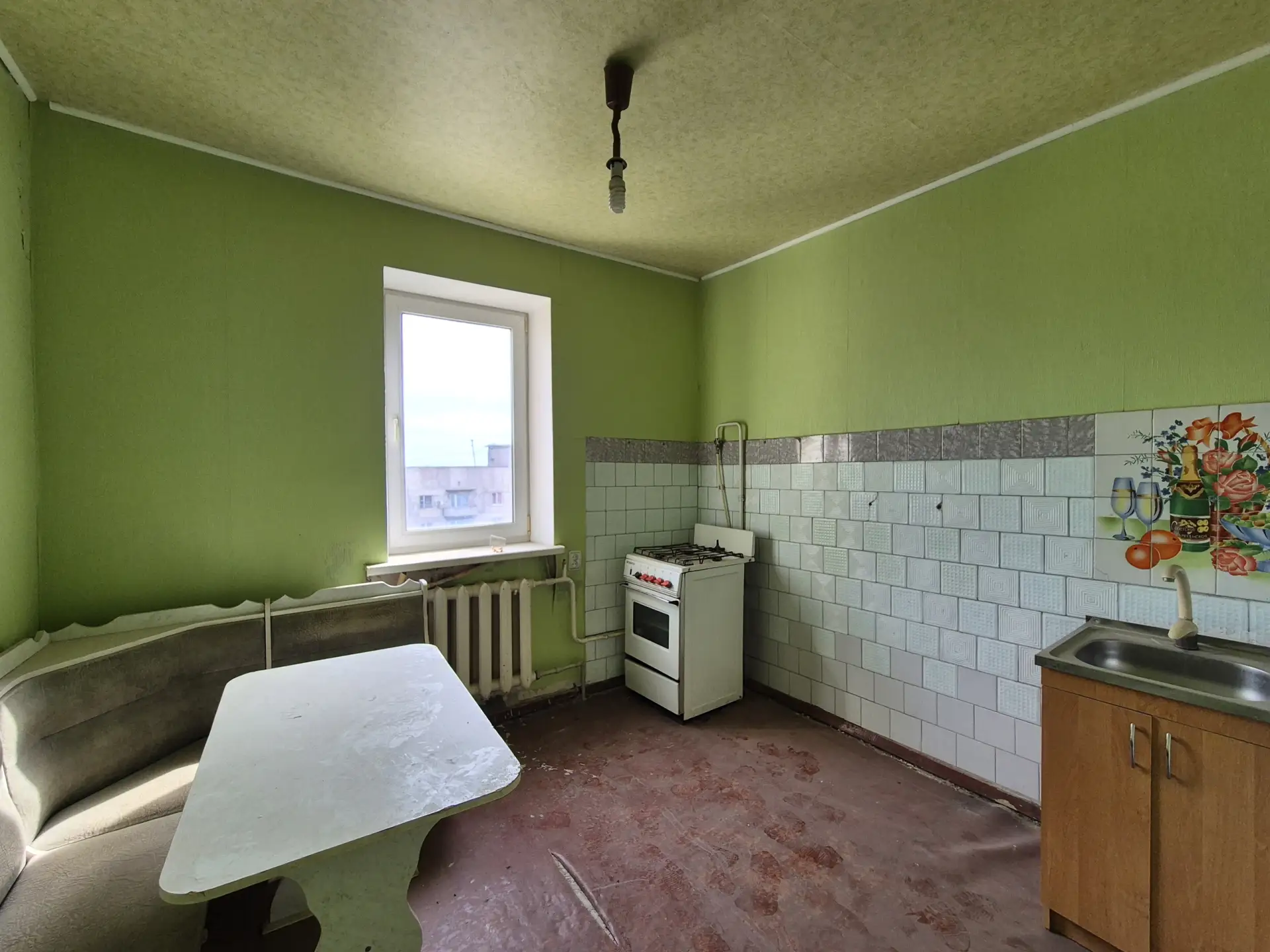 Продам 1 ком.кв-ру, ул.Великан 41, 10/10. Лифт работает, крыша не течет. Комната с нише...