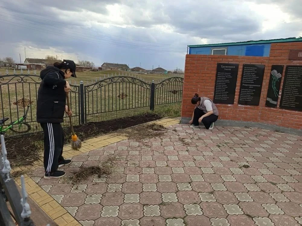 Акция "Чистый памятник"
В рамках акции "Чистый памятник" обучающиеся нашей школы провели уборку терр