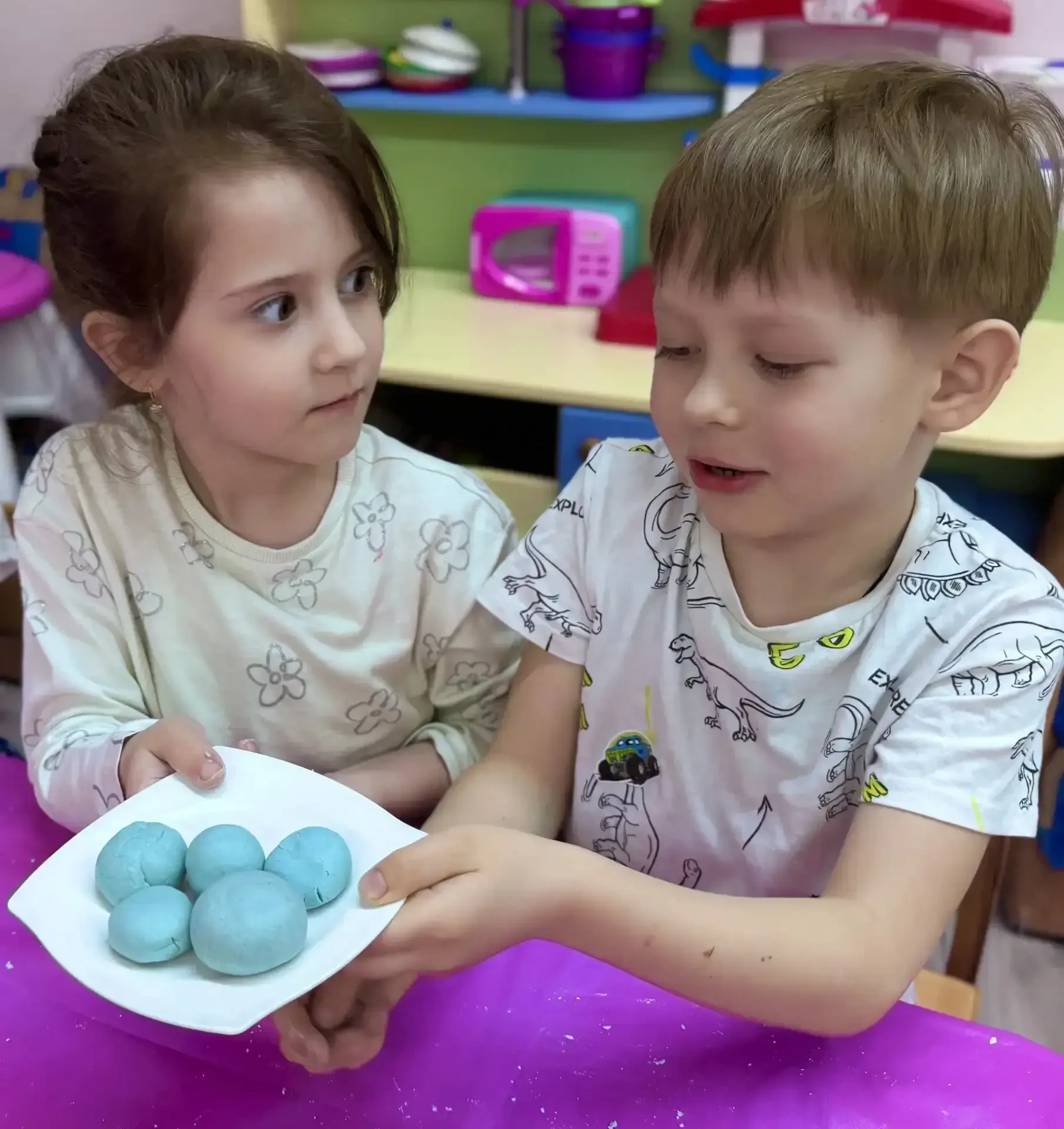 В рамках программы дополнительного образования с целью знакомства дошкольников с физическими материа