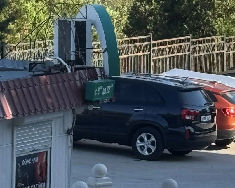 ☄️☄️☄️☄️Дрон, ударивший вблизи 38 школы в Севастополе, зацепился за провод и упал.