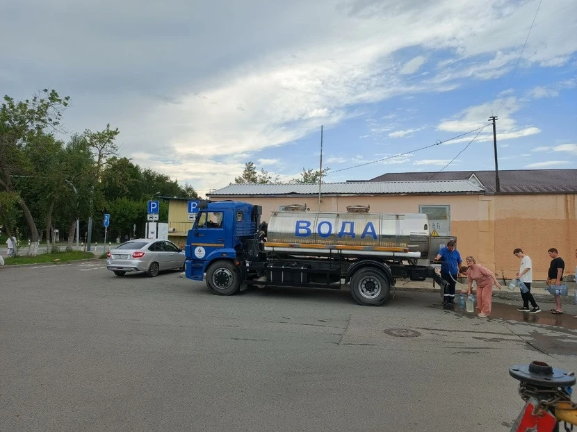 В Тюмени прекращают работу передвижные пункты раздачи воды.