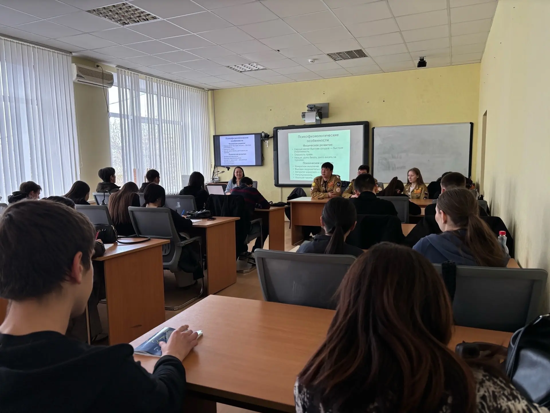 Погружаемся в психологию! 🧠✨  Подготовка к лету в Школе вожатского мастерства продолжается! У наших 