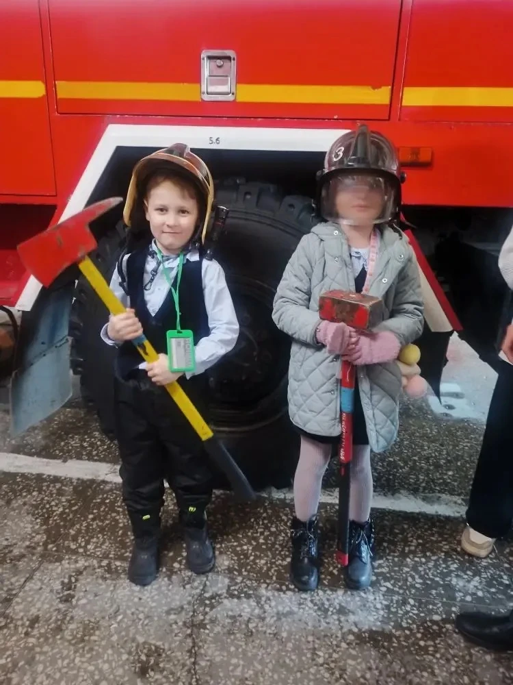 🚒🧑🏻‍🚒17 марта ребята 2Г класса (кл. руководитель Колычева Г.Е.) были на экскурсии в пожарной части №