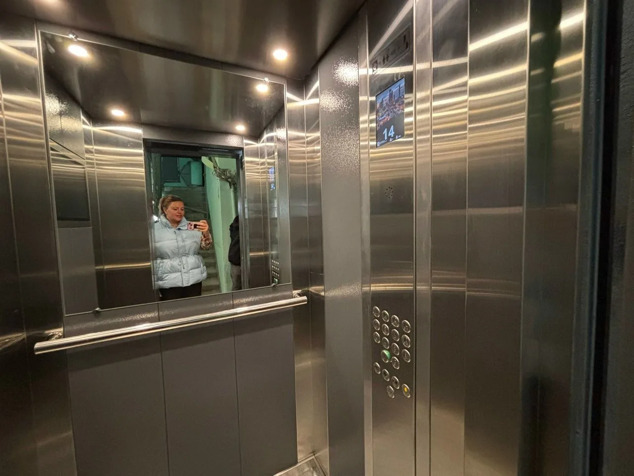 Депутат Зоя Кузнецова провела приемку нового лифтового оборудования в доме 13 по Студен...
