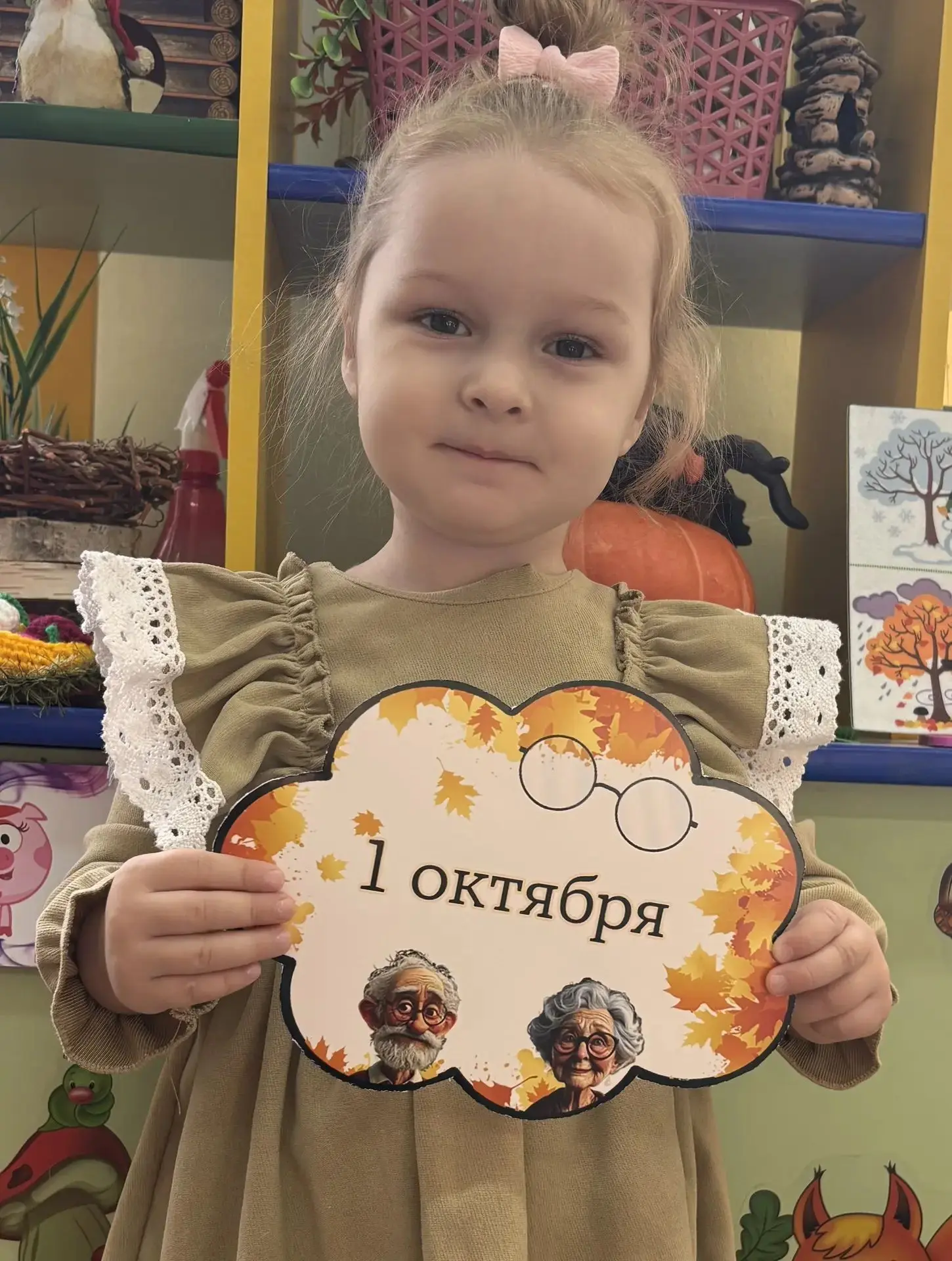 Малыши группы «Смешарики» тоже приготовили поздравление для своих любимых бабушек и дед...