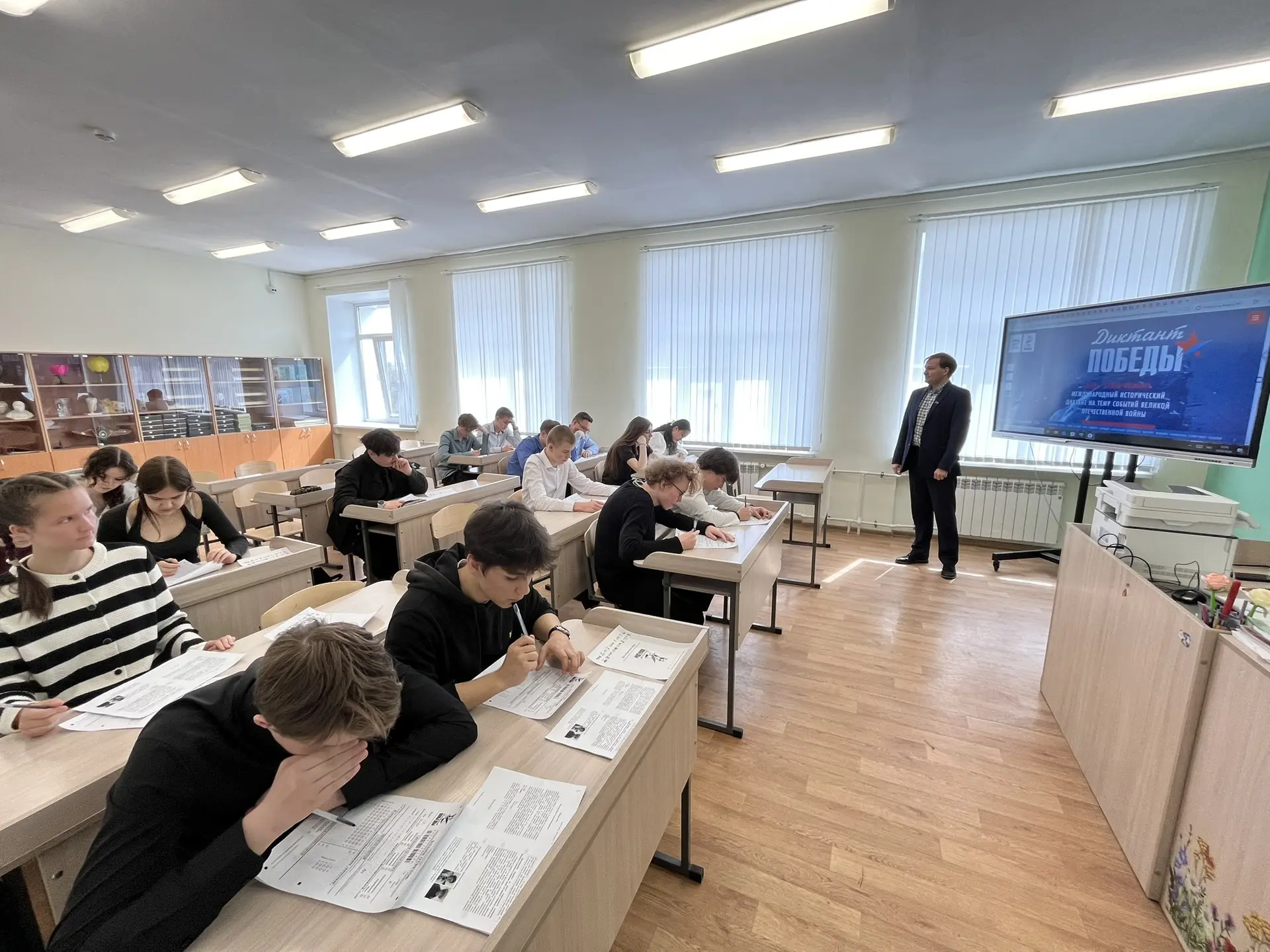 Учащиеся старших классов написали «Диктант Победы» – проверка знаний истории своей страны  Сегодня у