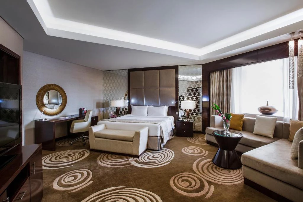 Откройте для себя CROWNE PLAZA DUBAI DEIRA 5* в Дубае, район Дейра, всего в 700 метрах ...
