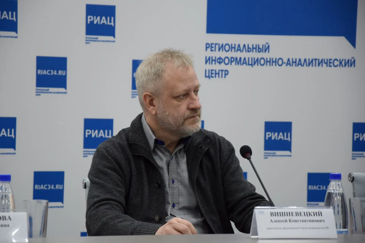 В это невозможно поверить. Вот мы стоим у входа в «Жемчужину» и обсуждаем планы на след...
