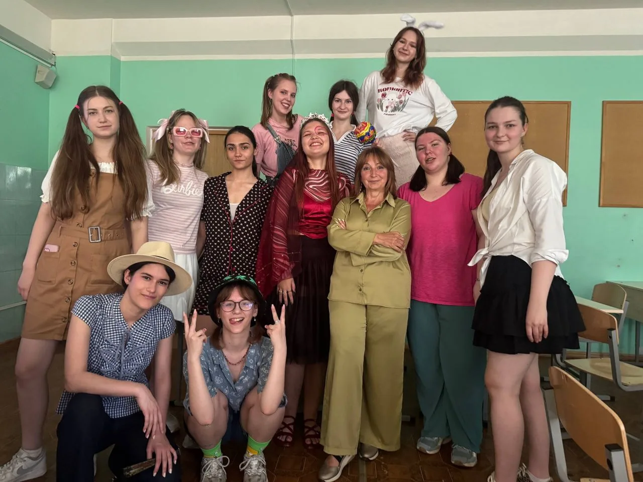 🧸 Накануне Последнего звонка в школе прошёл День детства!  🤭 В этот день 11-классники на время верну