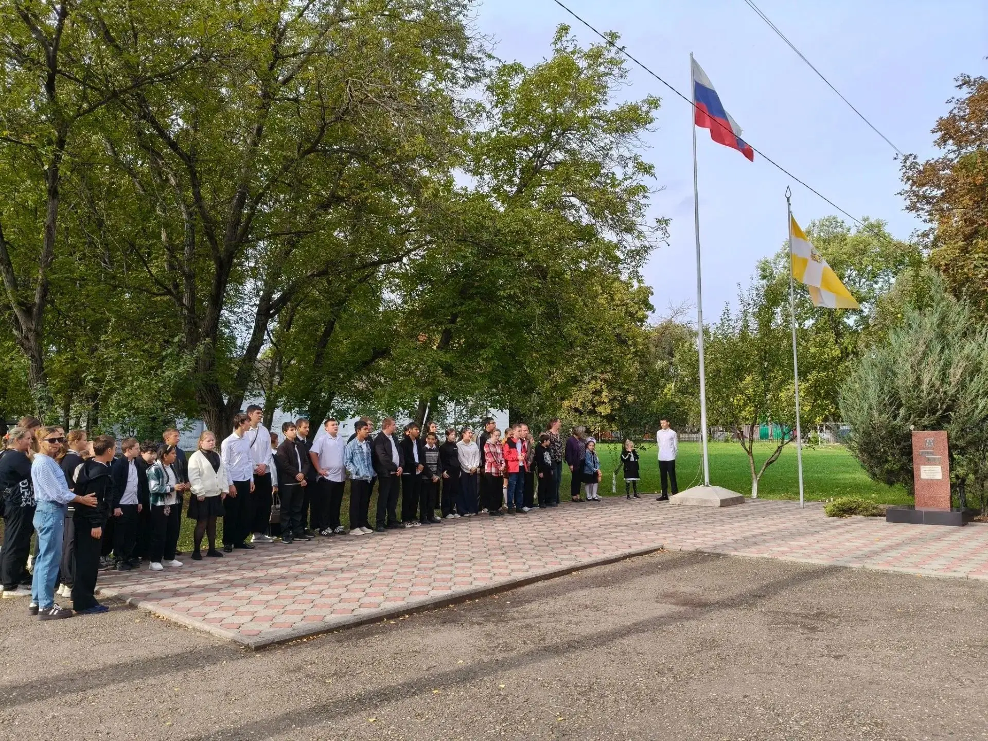 Каждый понедельник в нашей школе проходит линейка с поднятием флага и исполнением гимна...