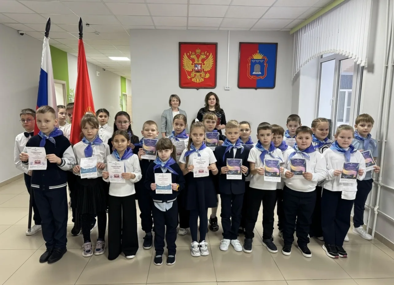 ✅По традиции новую учебную  неделю  в МБОУ «Первомайская средняя общеобразовательная школа» начали с