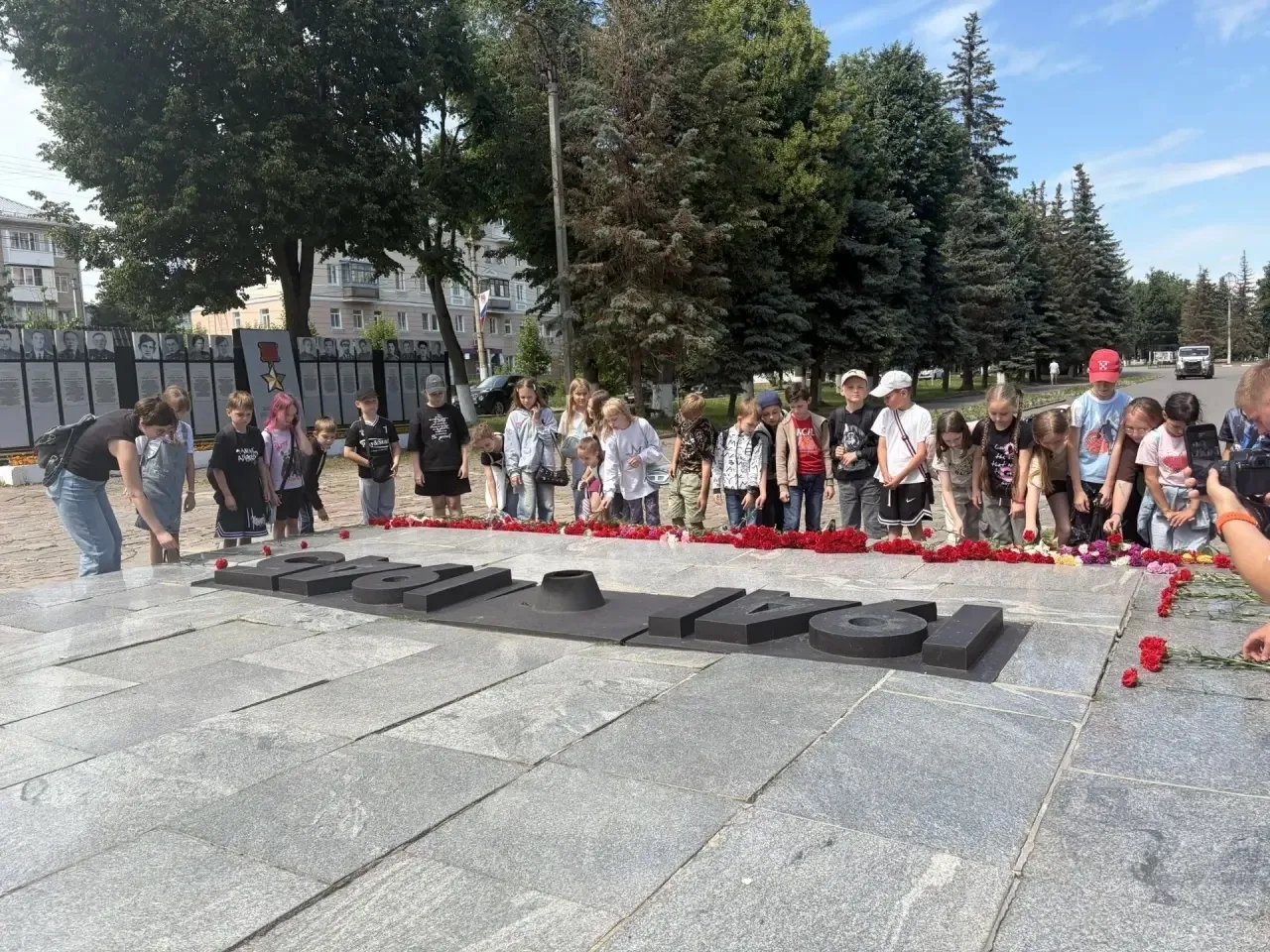 🌺 Память поколений

Сегодня, 22 июня, воспитанники школьного лагеря приняли участие в торжественной