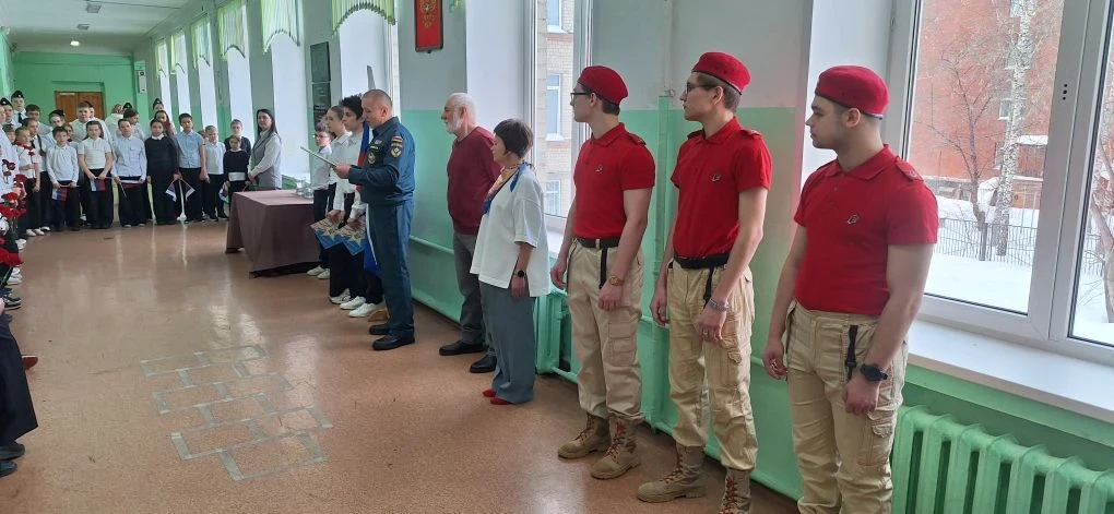 Торжественный митинг в МАОУ СОШ № 71  Сегодня в школе № 71 прошёл торжественный митинг, приуроченный