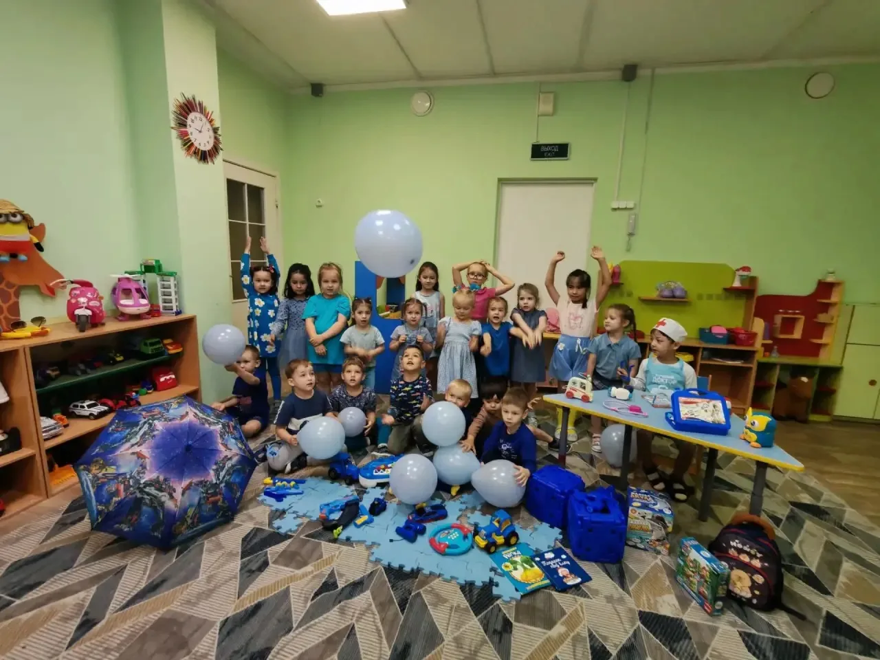 Сегодня в ДО « Искорка» царила атмосфера синего цвета! Дети окунулись в мир синих красок и эмоций, у