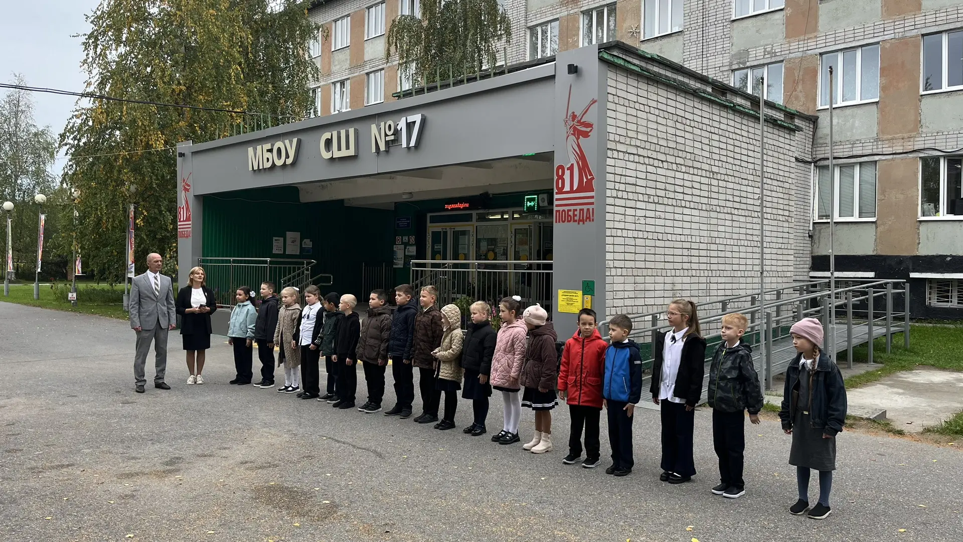 По традиции утро понедельника началось с торжественной церемонии поднятия флага Российс...