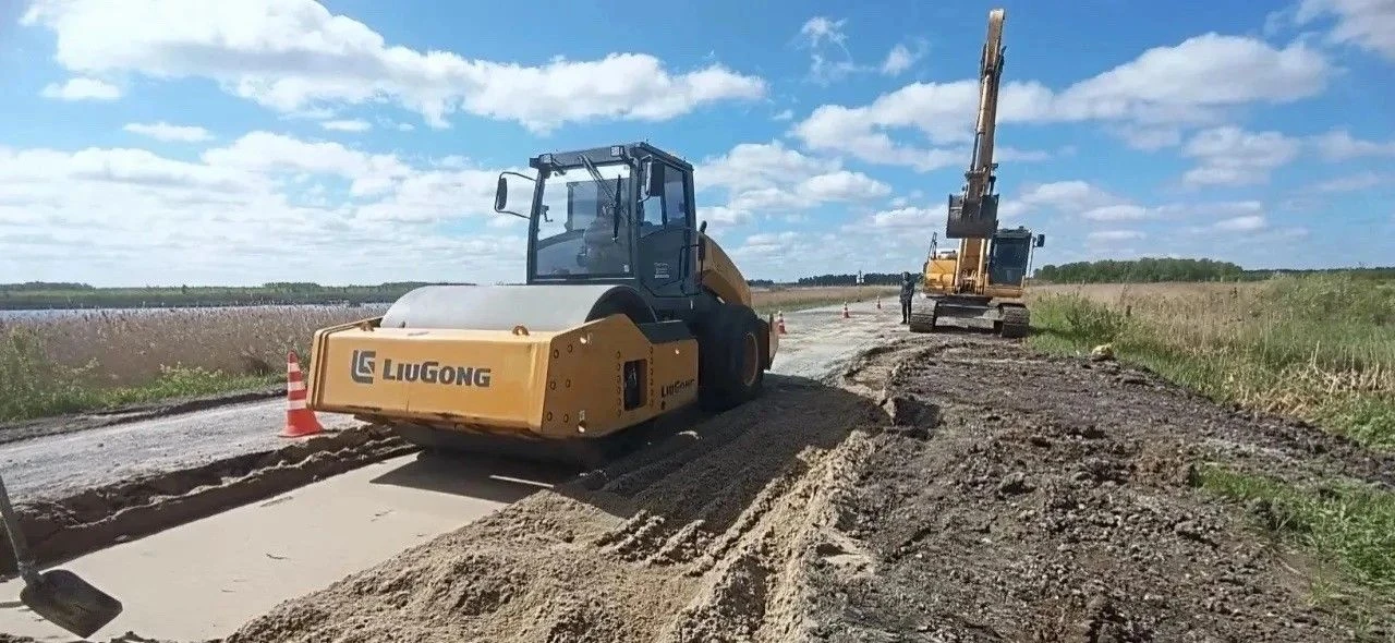 Продолжается ремонт автомобильной дороги в границах Тюкалинского района на 10-километровом участке, 