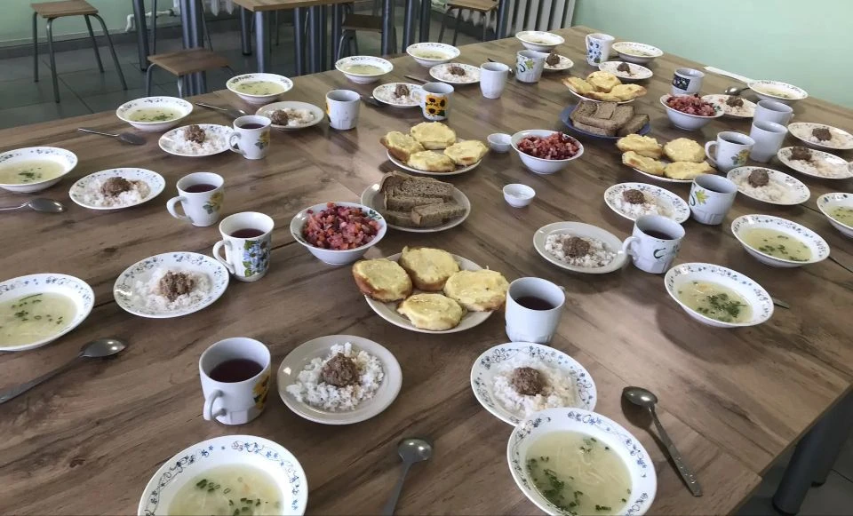 🍽️ Меню дня в нашем лагере: вкусно, как дома!
Наши ребята не просто отдыхают и играют, но и очень в